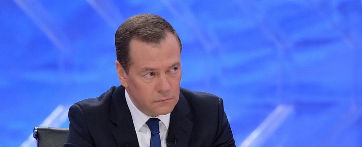 Medwedew: Von US-Sanktionen getroffene russischen Unternehmen werden vom Staat unterstützt
