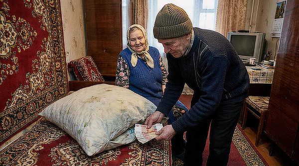 Finanzministerium: Russen sollten Geld nicht „unter dem Kopfkissen“ aufbewahren